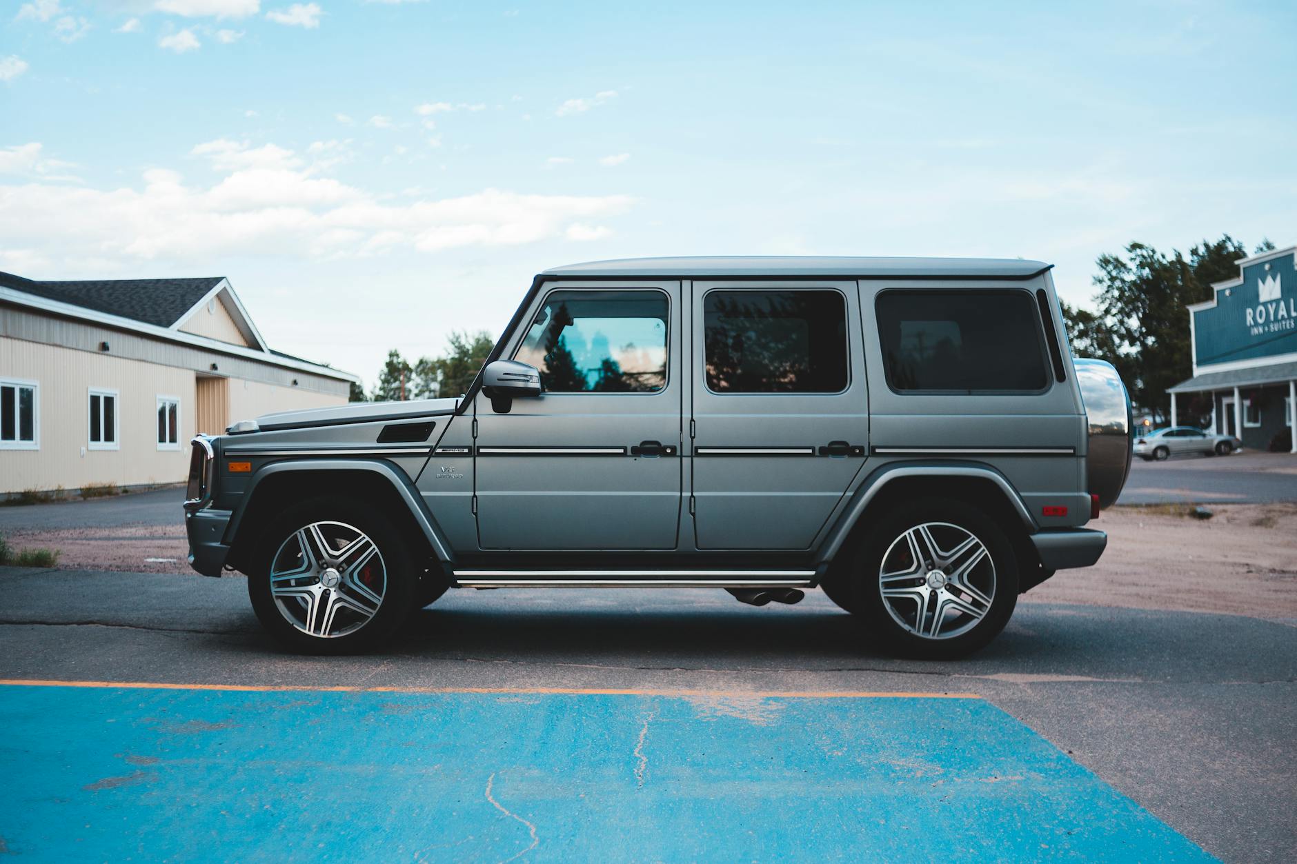 Nissan X-Trail kontra konkurenci czy japoński SUV nadal ma sens na rynku wtórnym Szary SUV Nissan X-Trail z boku, zaparkowany na osiedlu