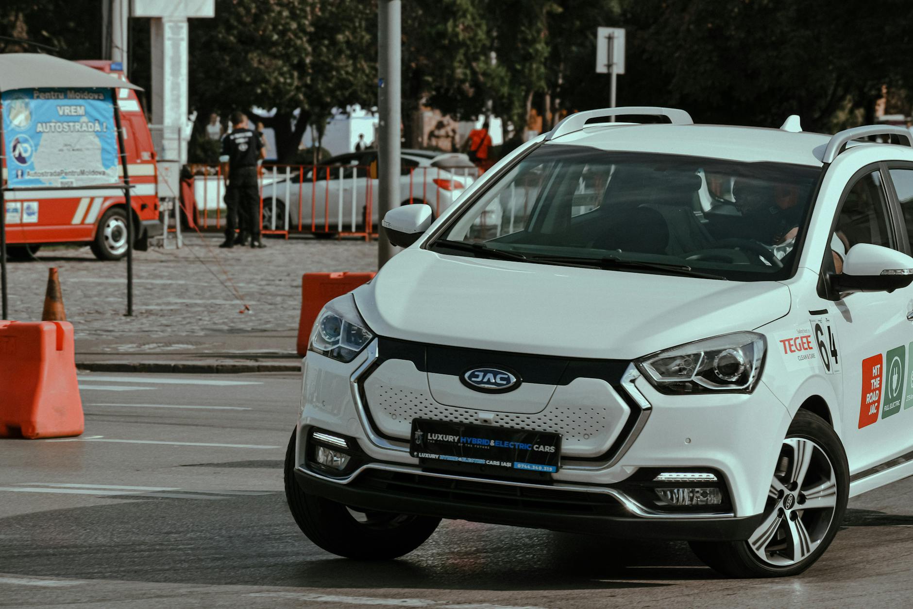 Toyota hybrydowa podczas miejskiej jazdy testowej