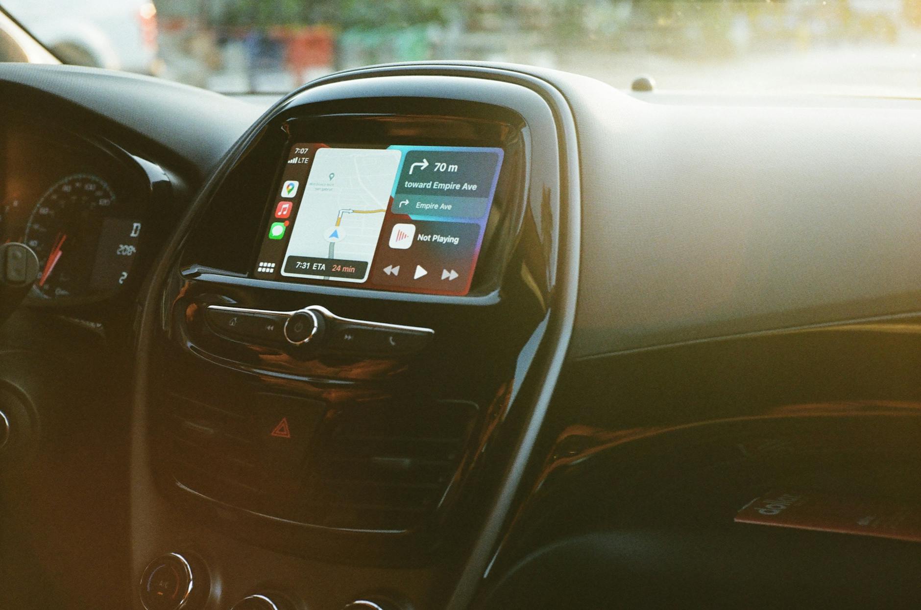 Przewodnik po multimediách Mitsubishi – aktualizacja map, języka i oprogramowania Wnętrze Mitsubishi z ekranem nawigacji GPS na desce rozdzielczej