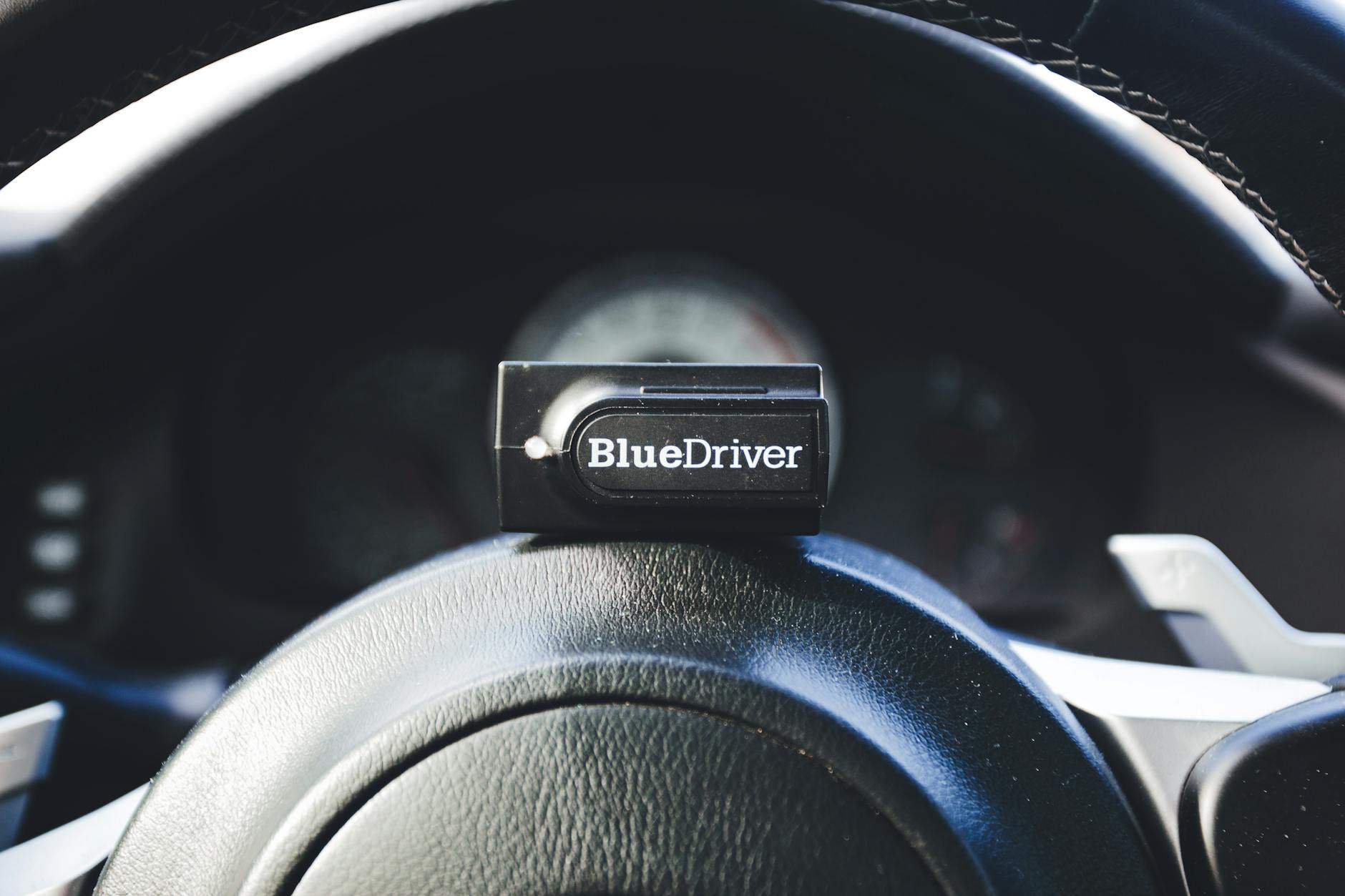 Interfejs diagnostyczny BlueDriver na kierownicy auta Jeep