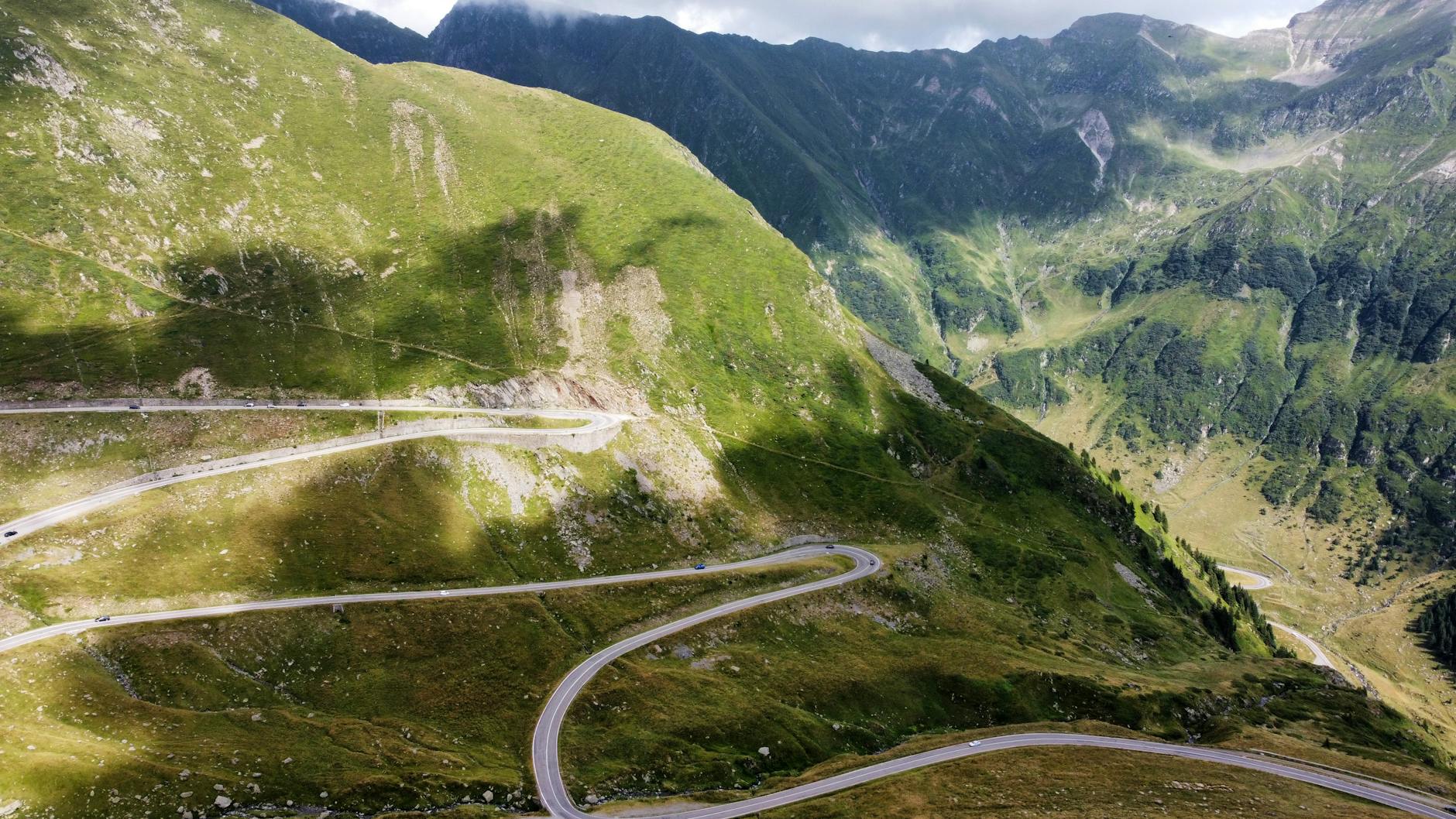 Kręta szosa Transfagaraska wśród zielonych gór w słoneczny letni dzień