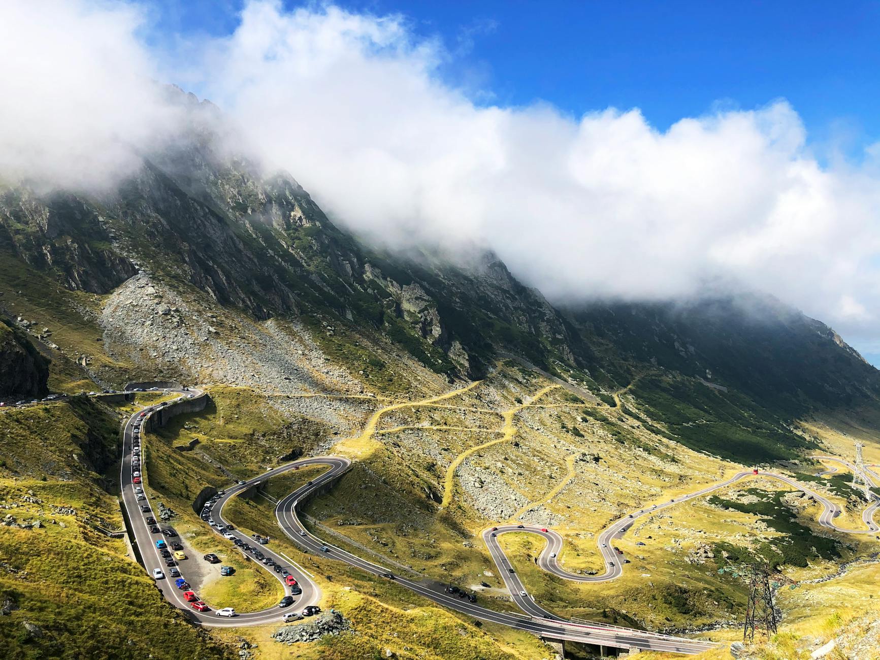 Widok z lotu ptaka na krętą szosę Transfagaraską w rumuńskich Karpatach