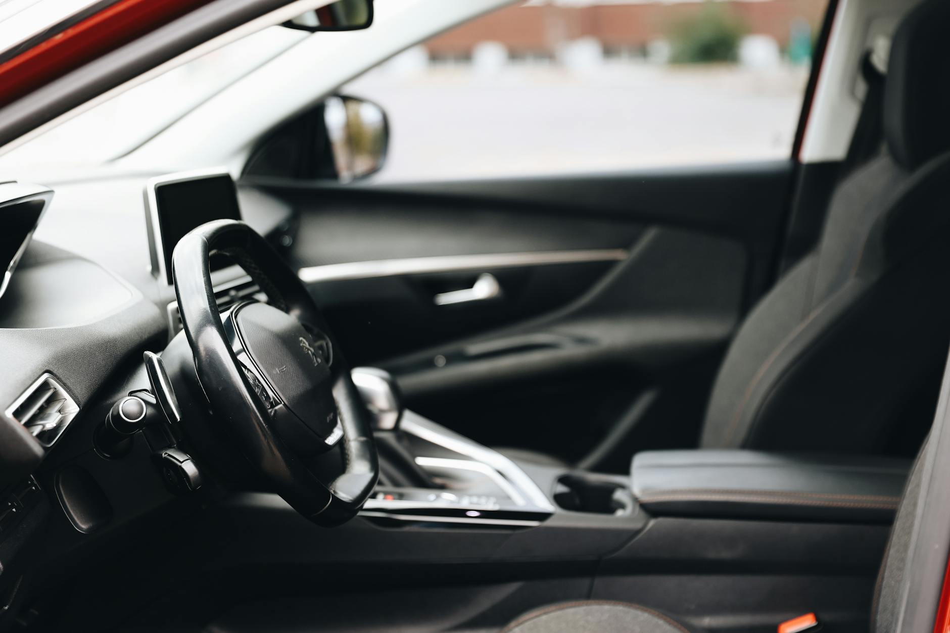 Wnętrze Citroëna z widoczną kierownicą i nowoczesną deską rozdzielczą