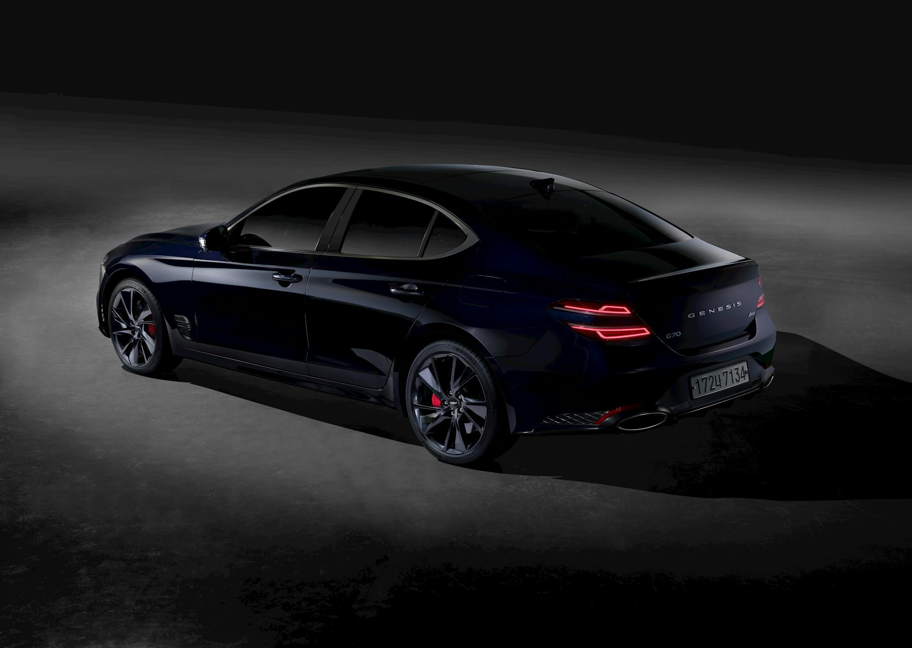 Czarny sportowy sedan klasy premium w studiu, podkreślający agresywny styl