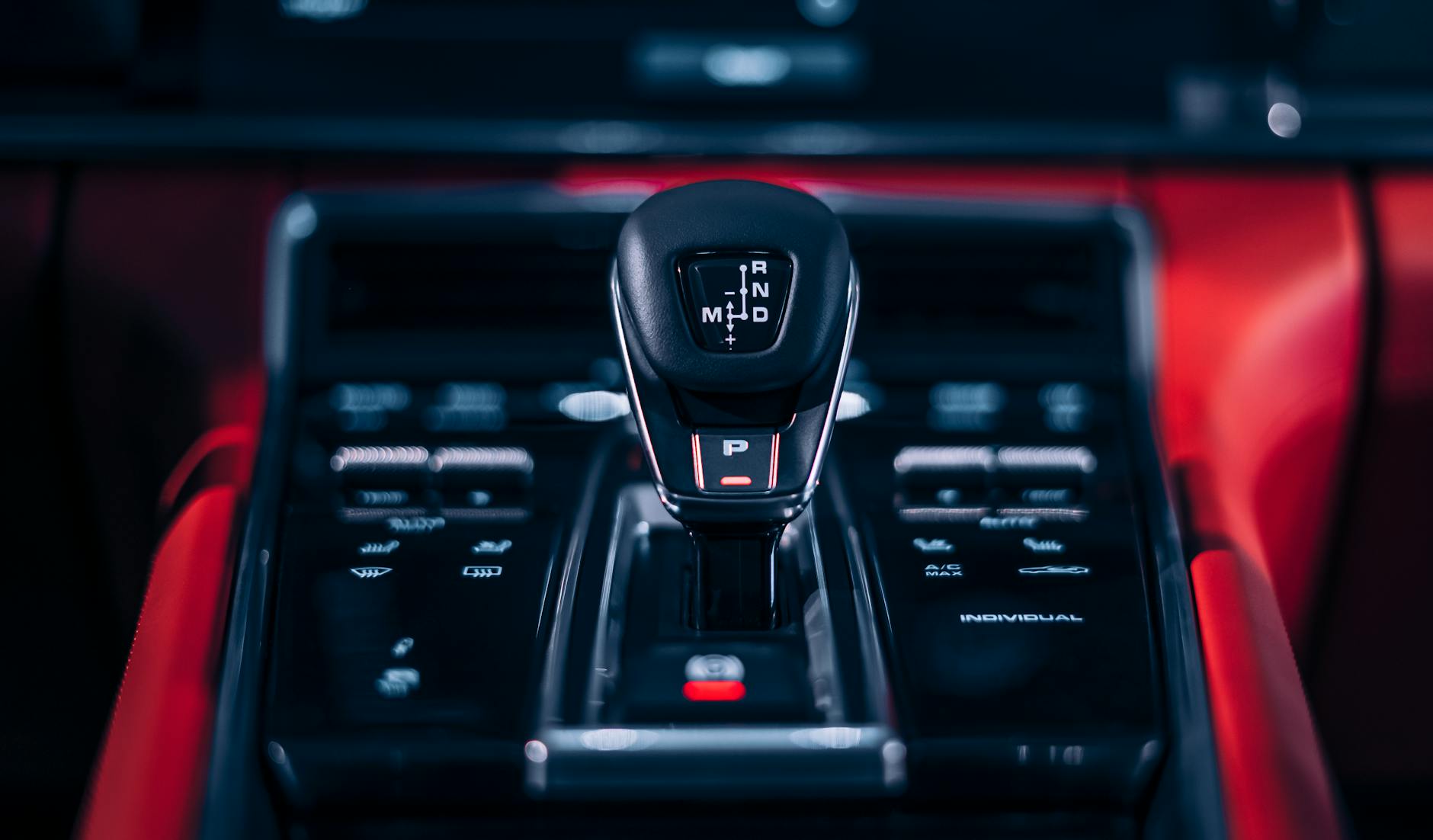 Dźwignia automatycznej skrzyni biegów w luksusowym Mercedesie