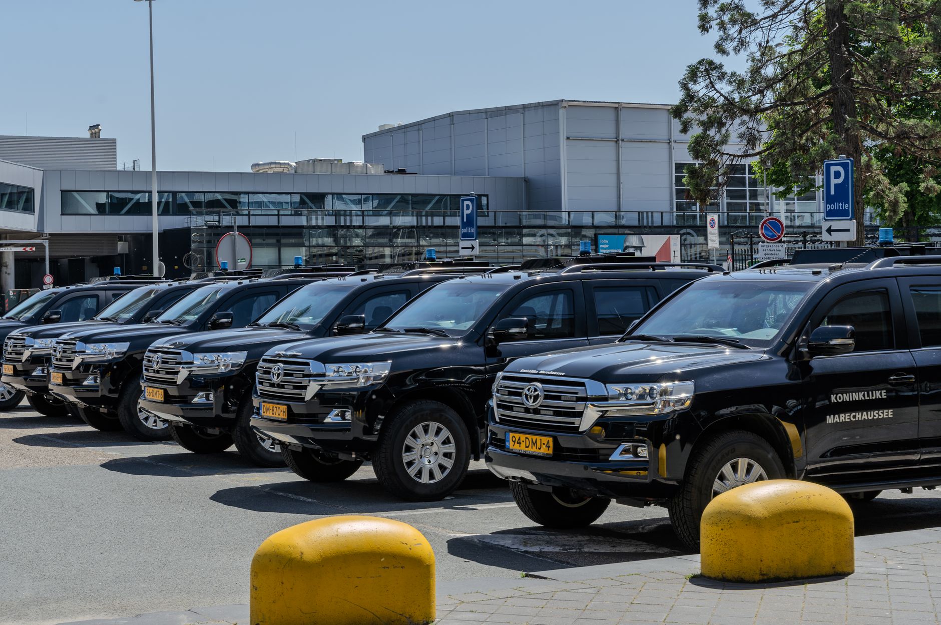 Dacia w firmie: czy tani SUV naprawdę się opłaca jako auto flotowe i służbowe w leasingu Czarne policyjne SUV-y zaparkowane w szeregu na lotnisku