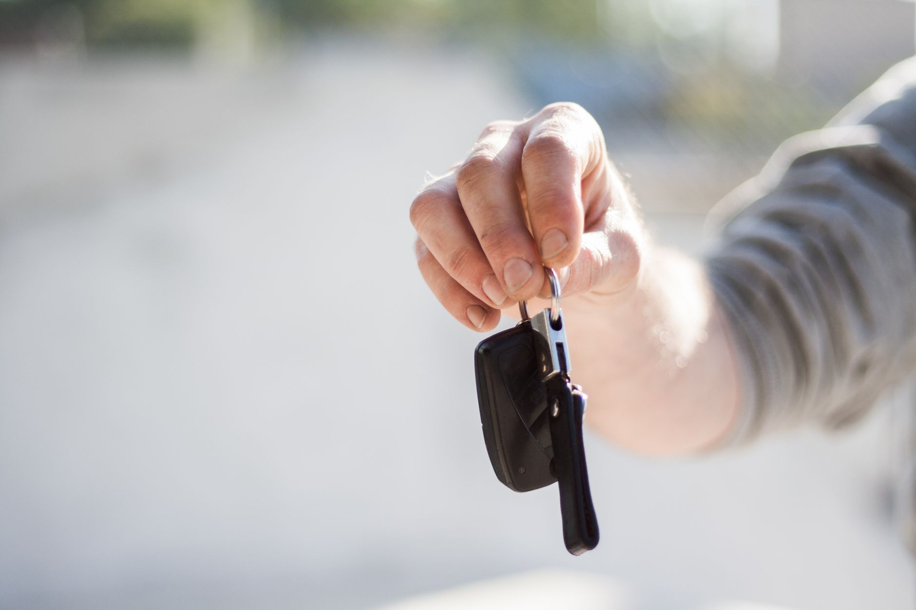 Dłoń przekazująca kluczyki do samochodu Renault