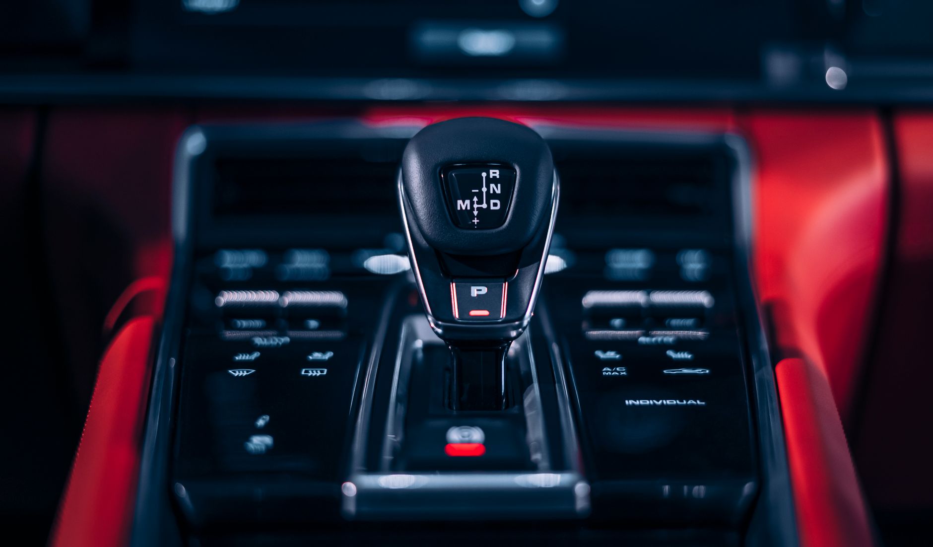 Dźwignia automatycznej skrzyni biegów w eleganckim wnętrzu Citroëna