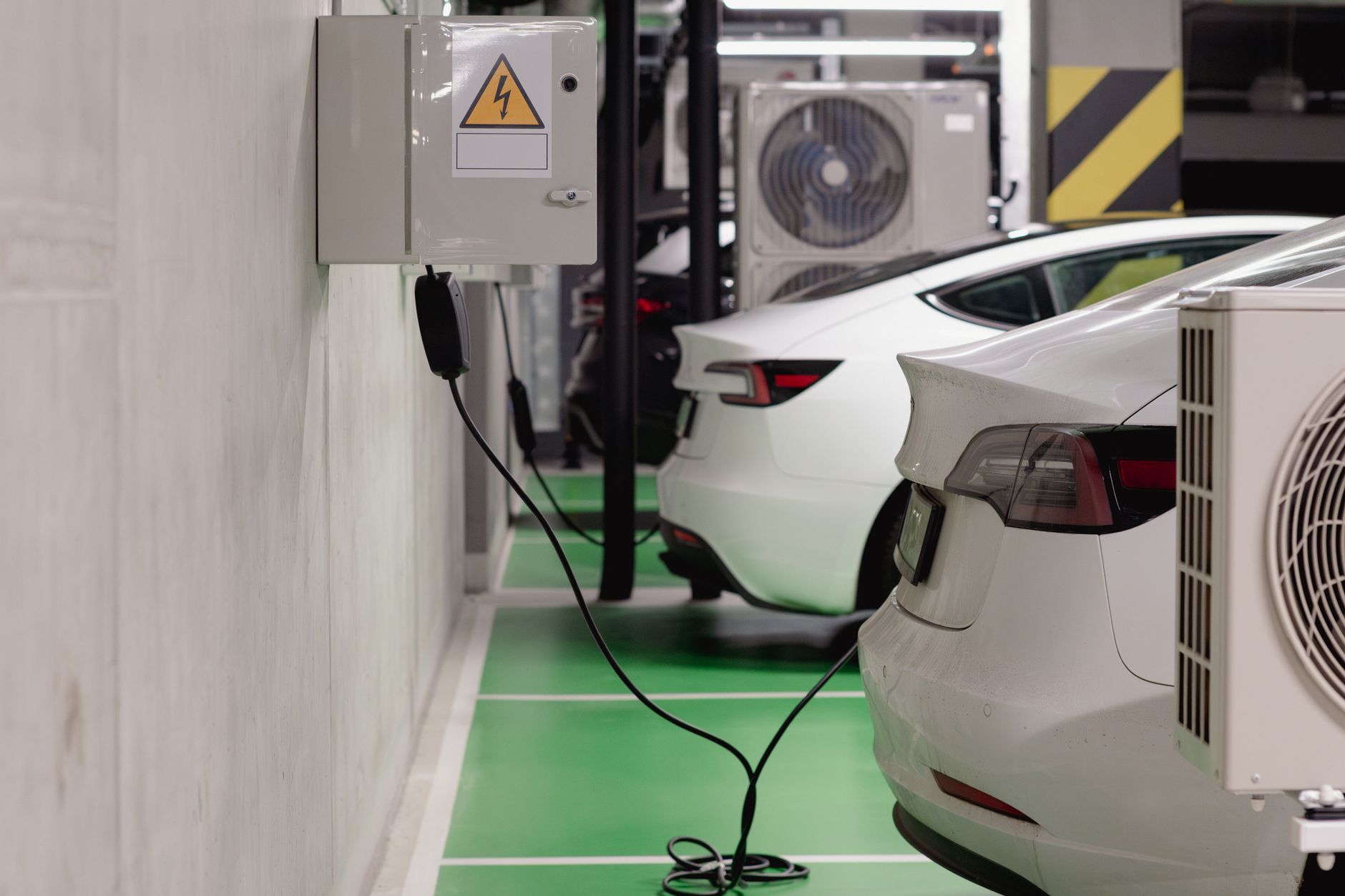 Elektryczne auta ładujące się w podziemnym garażu