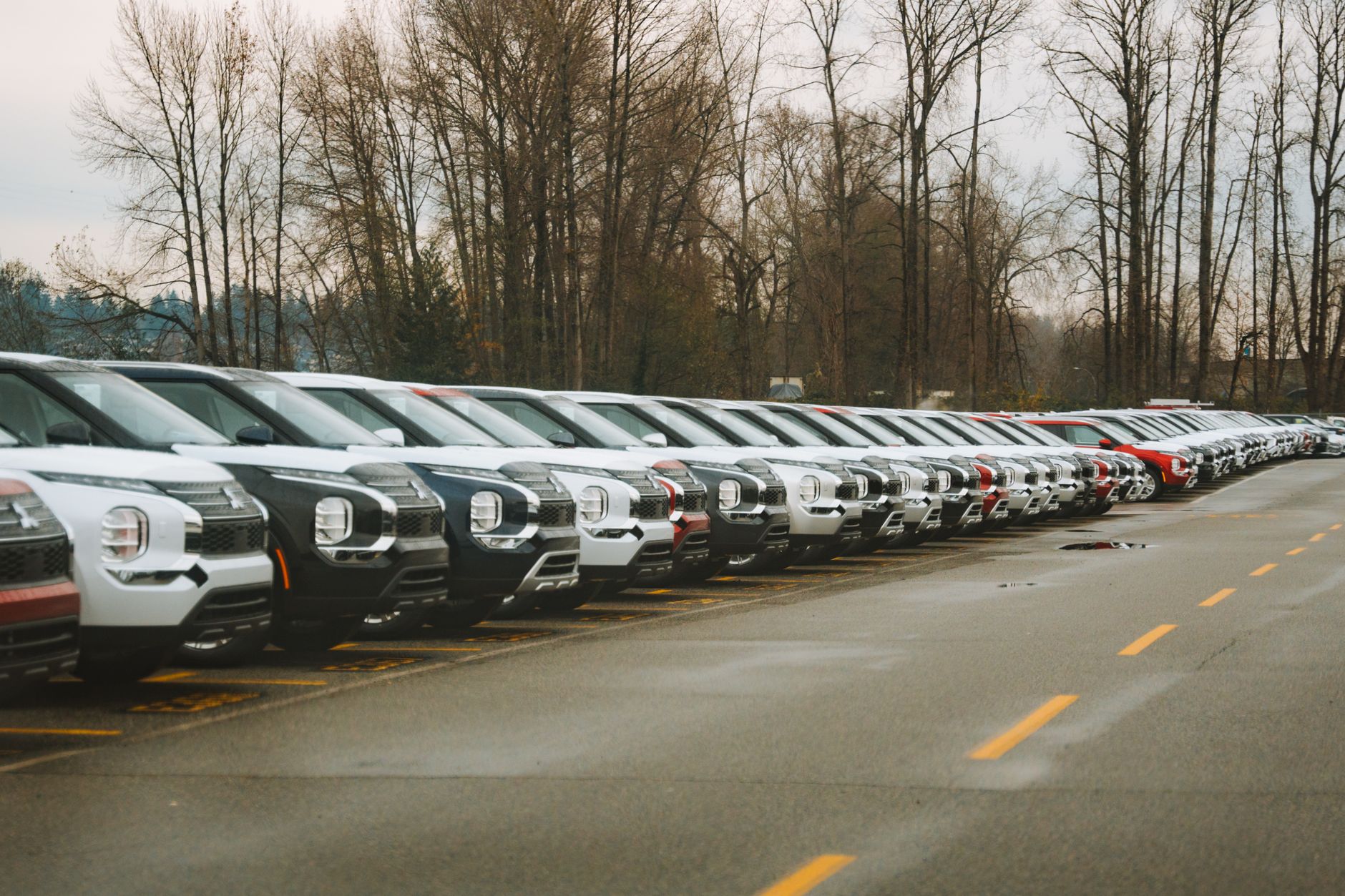 Nowe SUV-y Dacia ustawione w rzędzie na parkingu flotowym