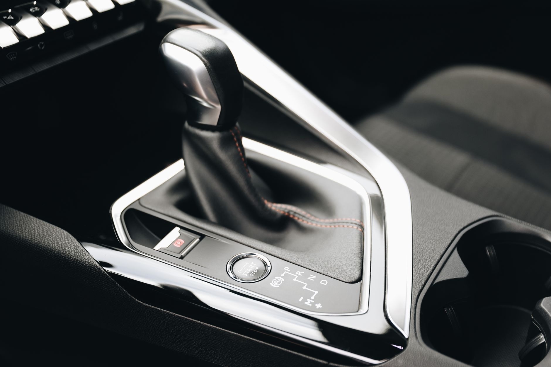 Czy Citroën z automatem to dobry pomysł – porównanie skrzyń ETG, EAT6, EAT8 Nowoczesna dźwignia automatycznej skrzyni biegów w aucie Citroëna