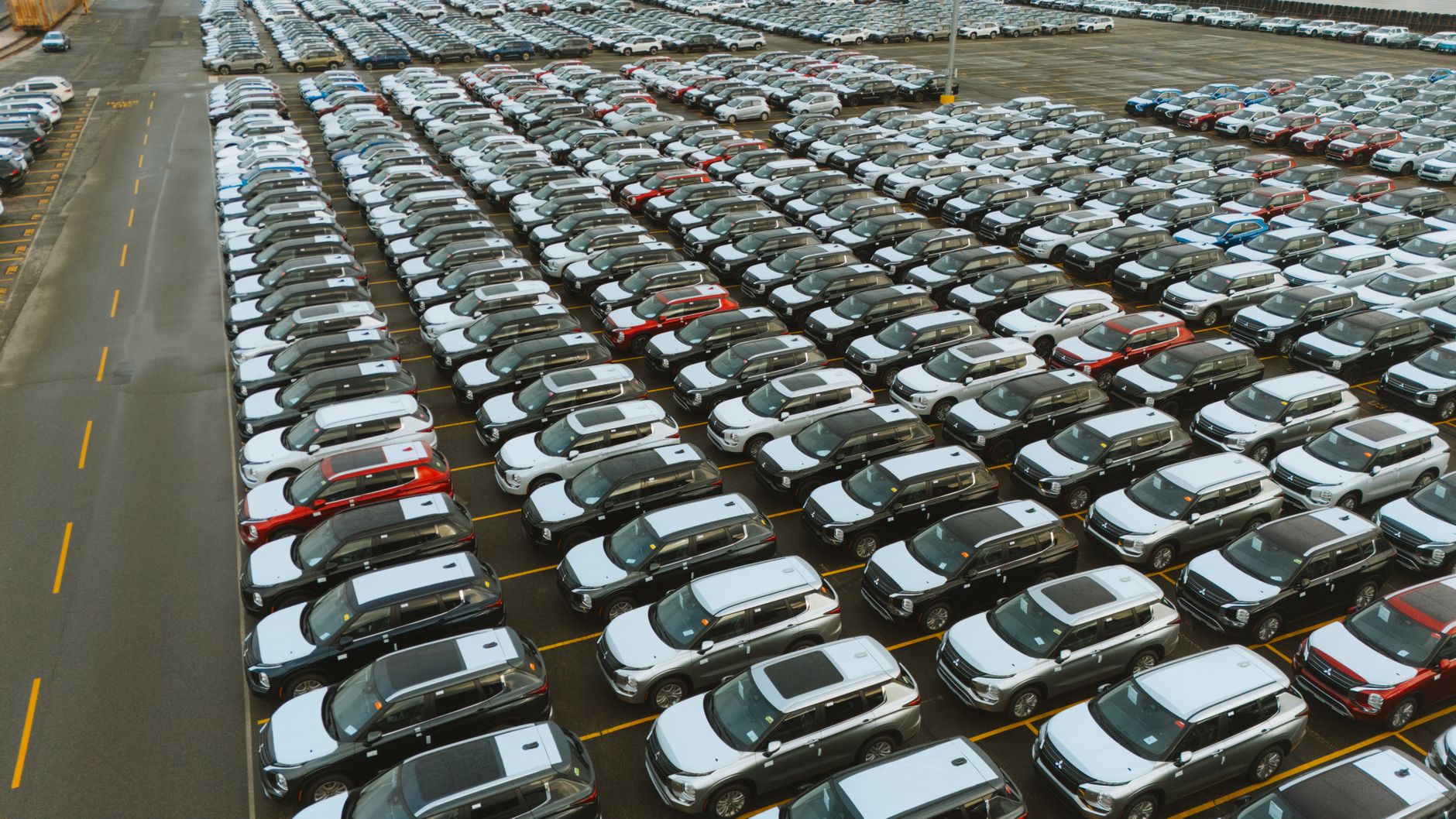 Parking pełen nowych aut flotowych widzianych z lotu ptaka