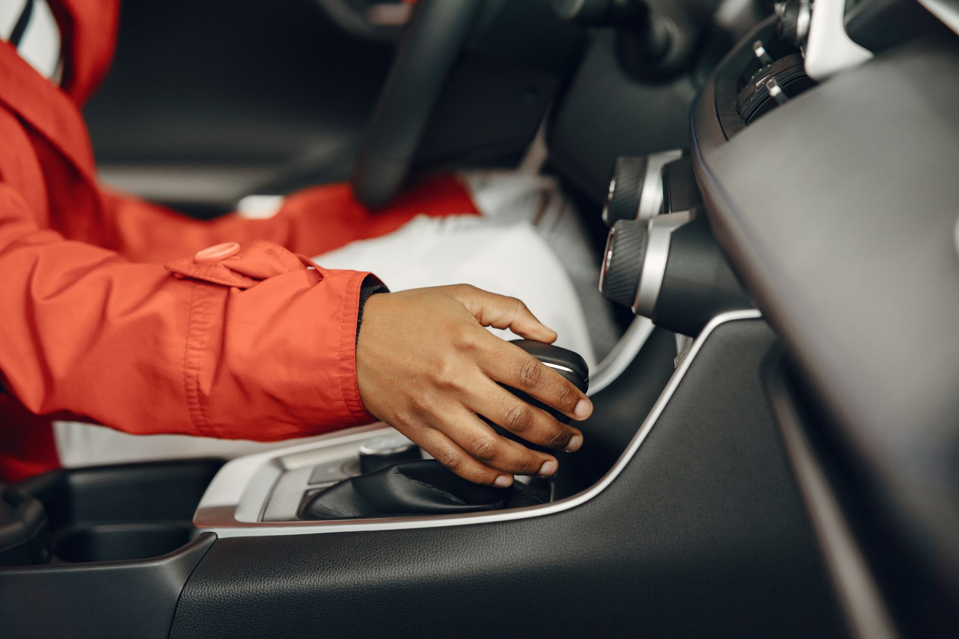 Ręka kierowcy zmieniająca bieg automatycznej skrzyni w Citroënie