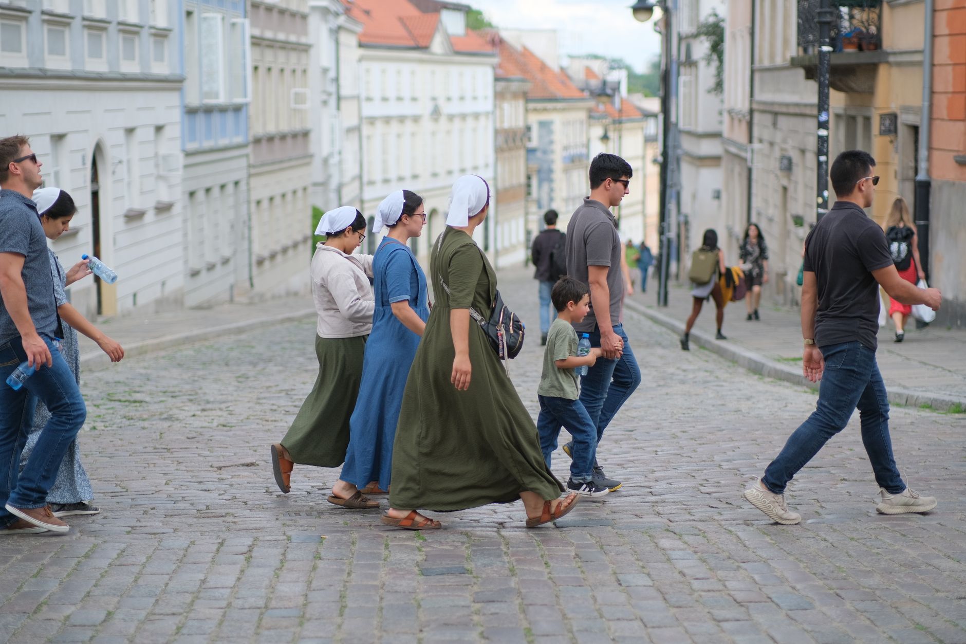 Spacerowicze na brukowanej ulicy w centrum Lublany