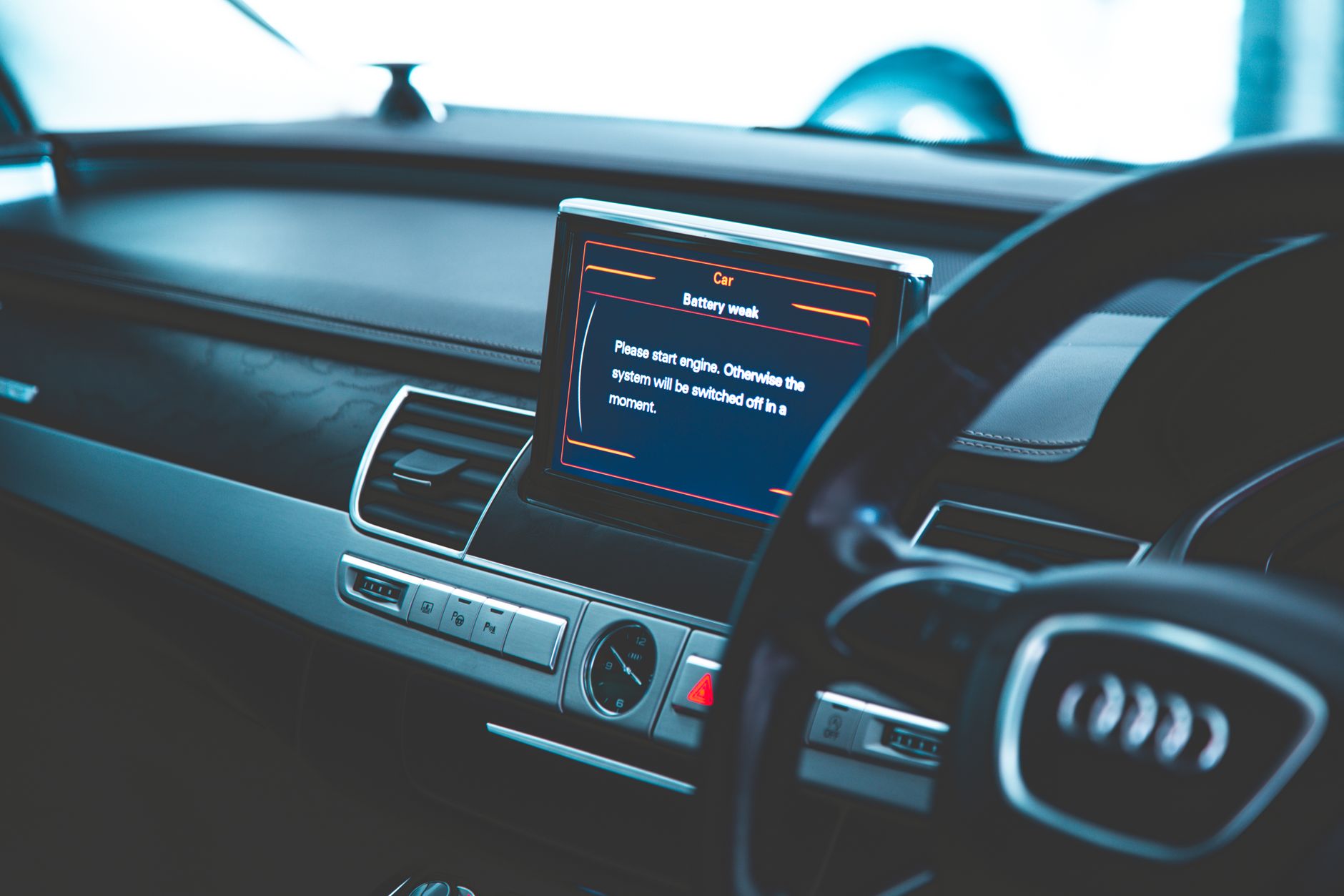 Zbliżenie na deskę rozdzielczą Volkswagena i ekran systemu multimedialnego