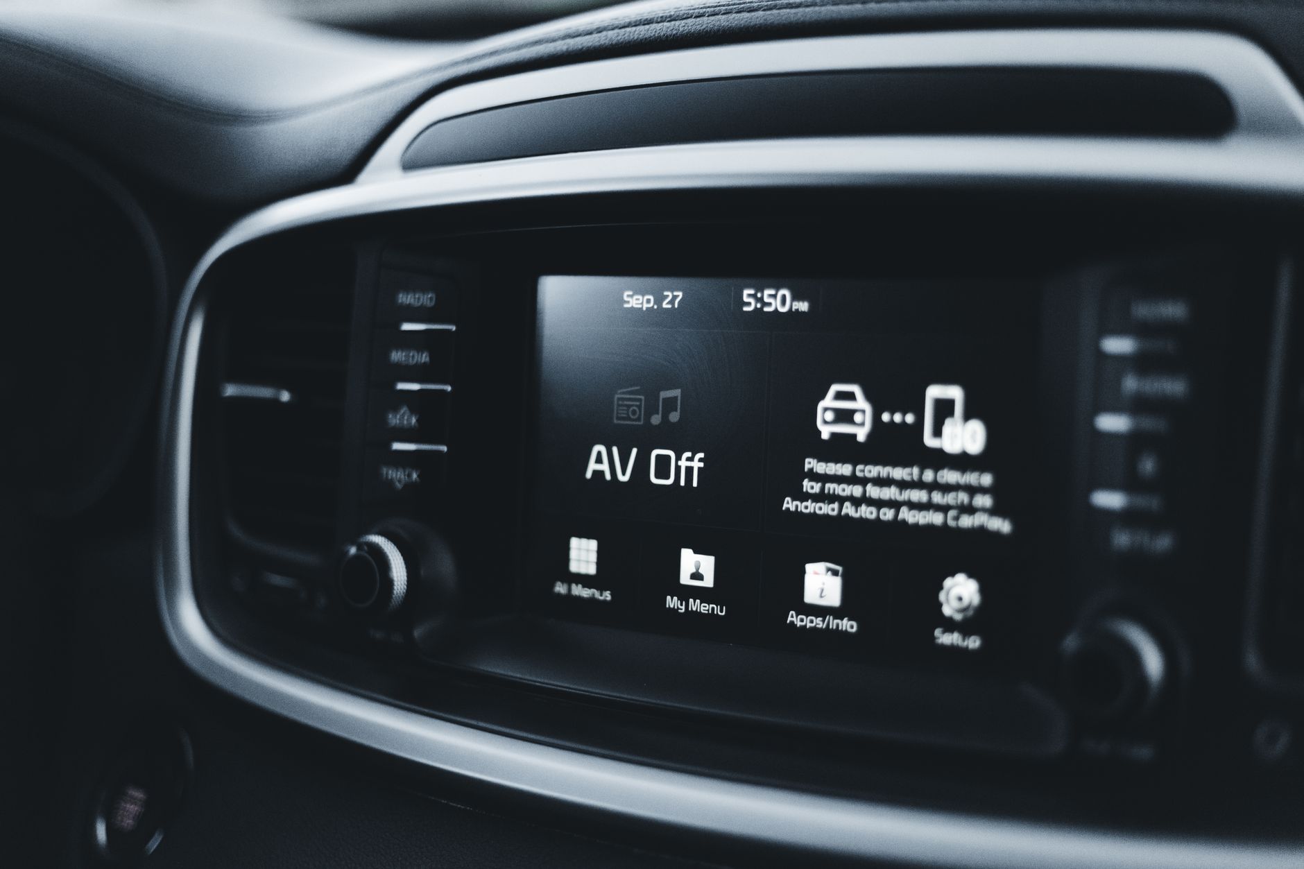 Zbliżenie na ekran systemu multimedialnego i ustawienia w Volkswagenie