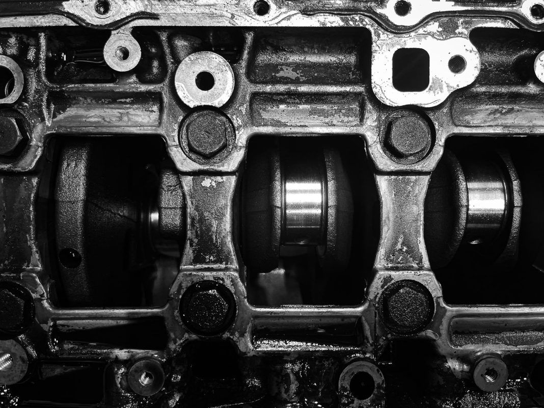 Czarno-białe zbliżenie na metalowy wał korbowy silnika Volkswagena Czarno-białe zbliżenie na metalowy wał korbowy silnika Volkswagena