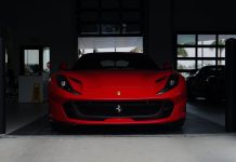Porsche 911 (997) z rynku wtórnego – poradnik kupującego, różnice przed i po lifcie Czerwone Porsche 911 zaparkowane w nowoczesnym garażu