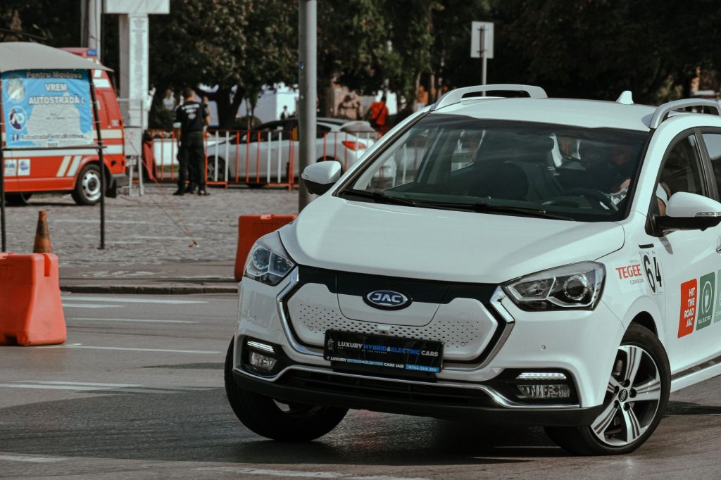 Hyundai Kona Hybrid czy 1.0 T-GDI? Porównanie kosztów eksploatacji i dynamiki w mieście