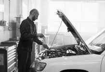 Przegląd używanego Peugeota przed zakupem: 15 punktów do sprawdzenia na miejscu Mechanik sprawdzający silnik używanego Peugeota w warsztacie